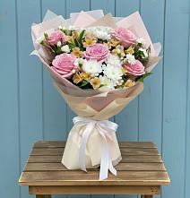 Букет цветов из:  Гвоздики, Орхидеи и Розы в Малиновке