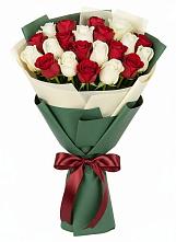 Букет Микс из красных и белых роз в Малиновке
