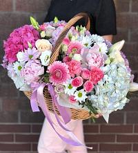 Композиция солнечный день в Малиновке Цветочная композиция из Розы, Хризантемы, Пионы и Лизиантусы в корзине в Малиновке