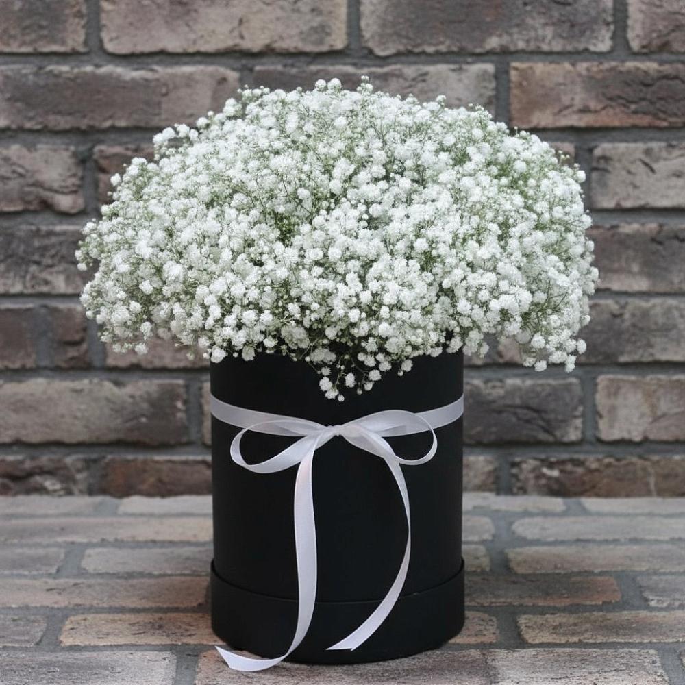 Цветочная композиция из Гипсофила в шляпной коробке в Малиновке