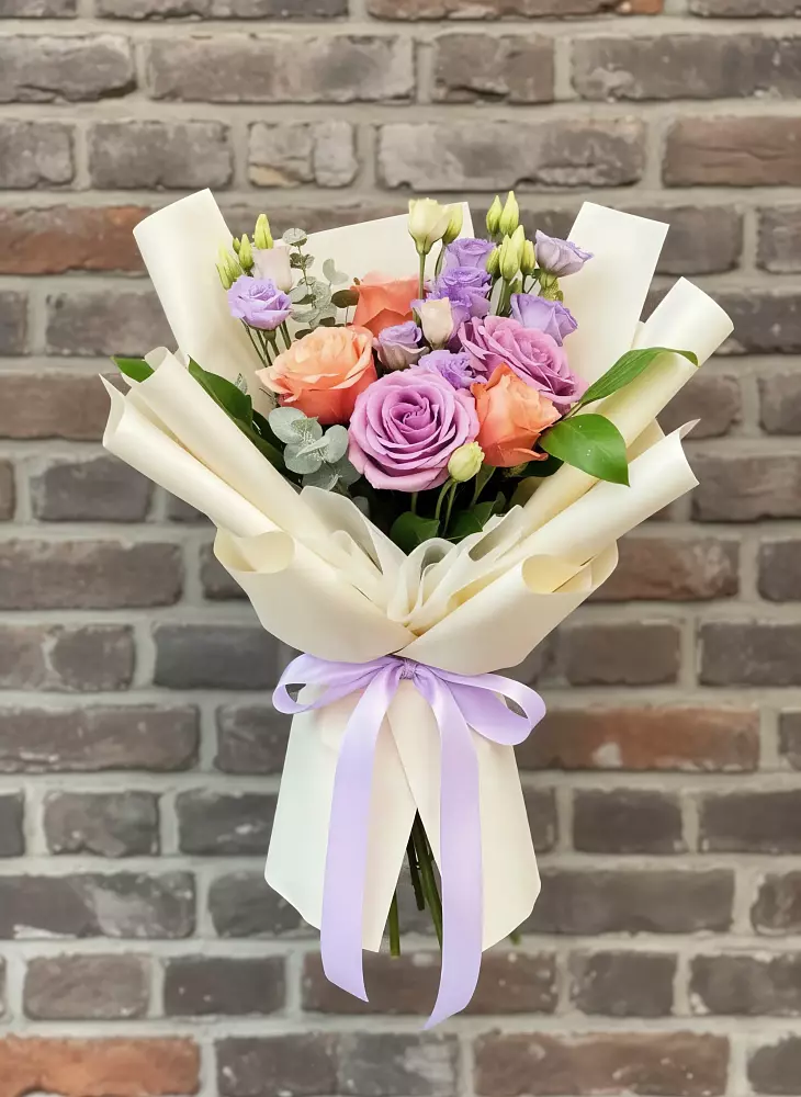 Букет цветов из: Лизиантусы и Розы в Малиновке