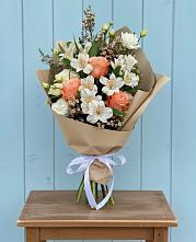 Букет цветов из:  Альстромерии, Лизиантусы, Розы и Хризантемы в Малиновке