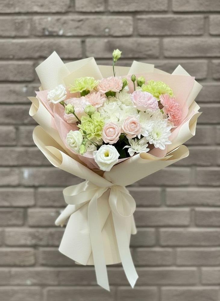 Букет цветов из: Гвоздики, Розы, Лизиантусы и Хризантемы в Малиновке