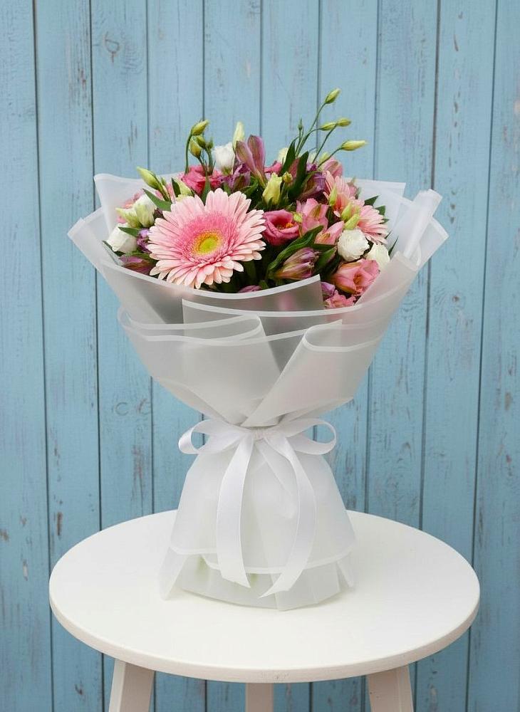 Букет цветов из: Герберы, Альстромерии и Лизиантусы в Малиновке