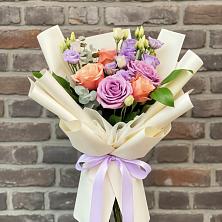 Букет цветов из:  Лизиантусы и Розы в Малиновке