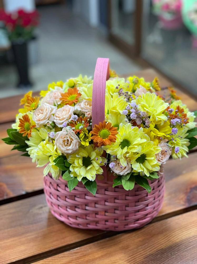 Цветочная композиция из Хризантемы и Розы в корзине в Малиновке