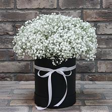 Цветочная композиция из Гипсофила в шляпной коробке в Малиновке