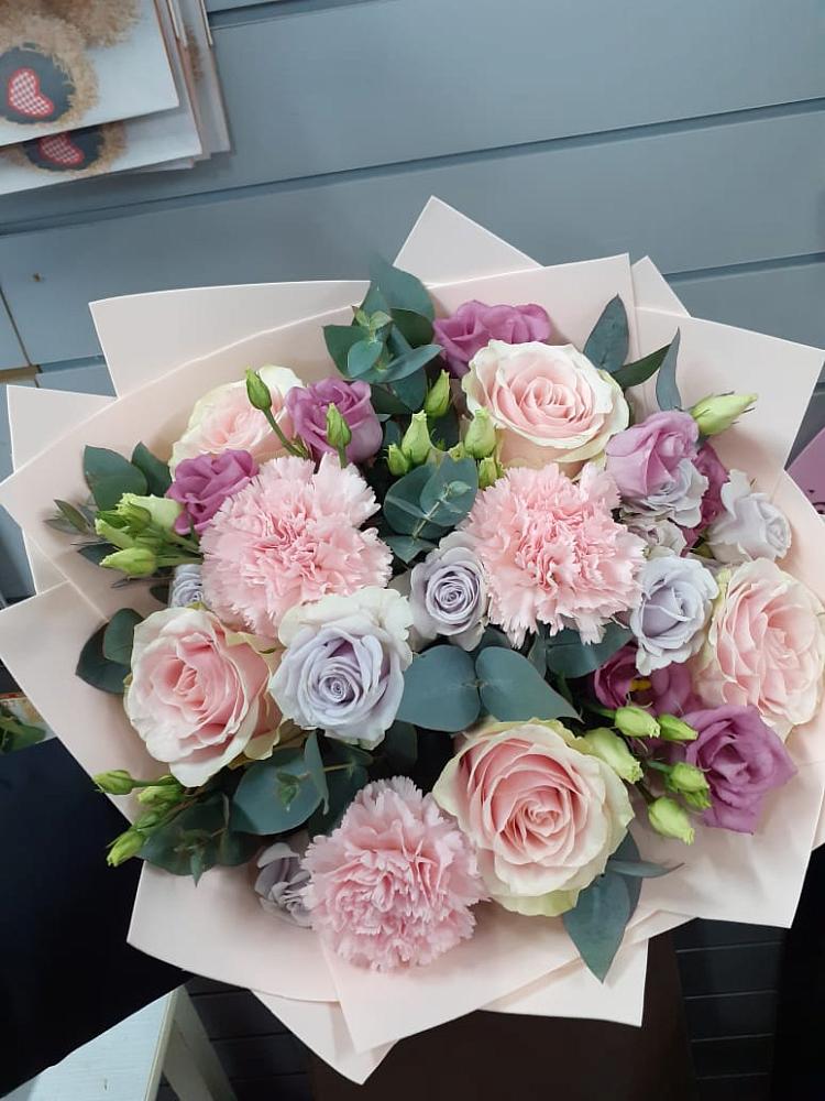 Букет цветов из: Розы, Гвоздики и Лизиантусы в Малиновке