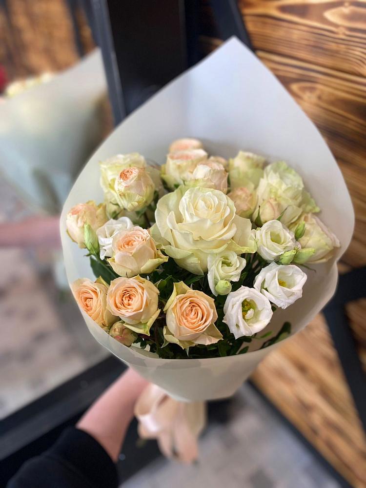 Букет цветов из: Розы и Лизиантусы в Малиновке